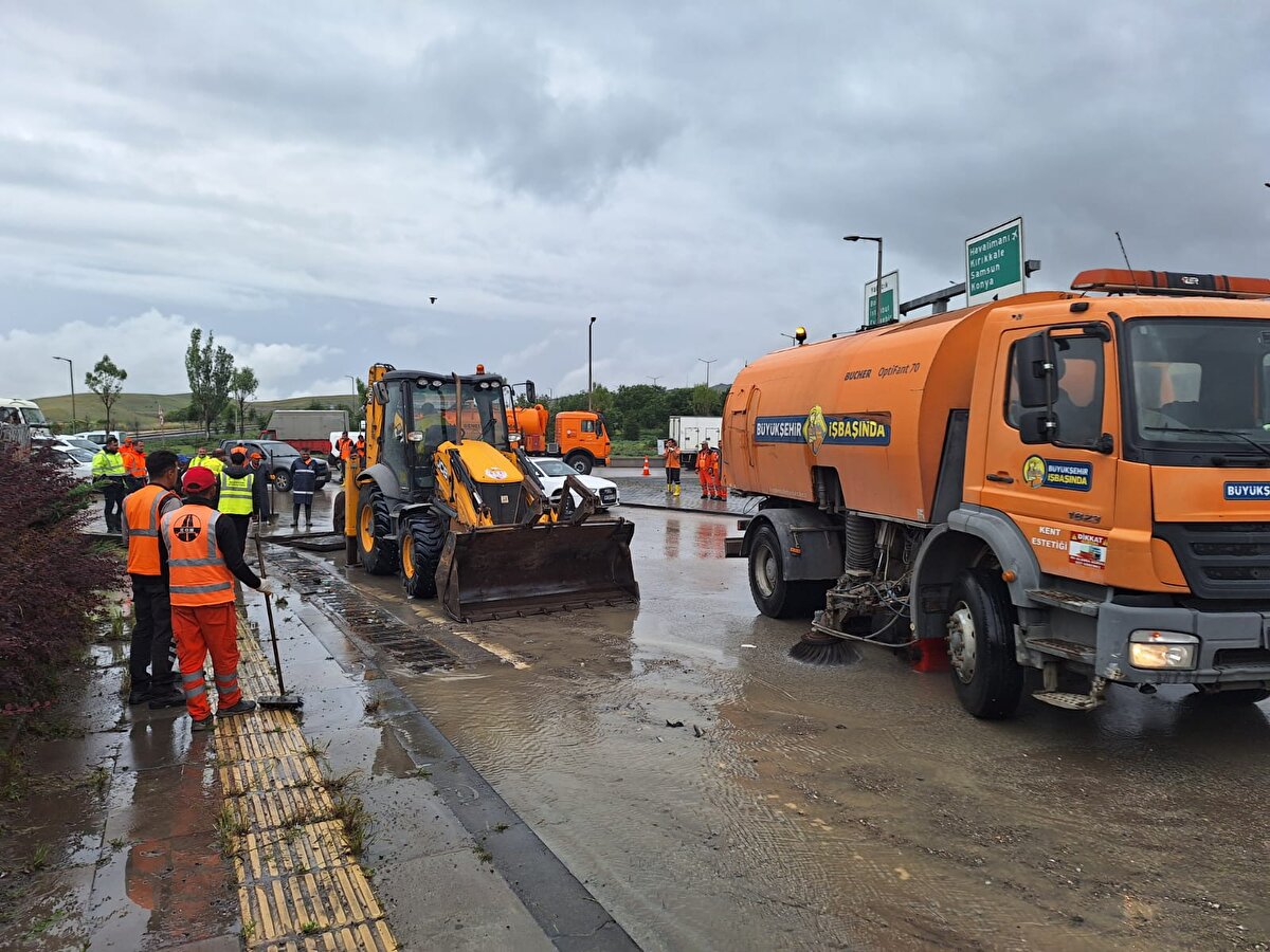 Elif Ebru Yıldırım, çalıştığı şantiyeye giderken aracının su aldığını belirterek, "Yolda dengesiz bir su birikintisi vardı. Önümdeki araçlar geçince 'benim aracım da geçer' diye düşündüm; ama geçemedim. Aracım su aldı ve motor arızası verdi" dedi.