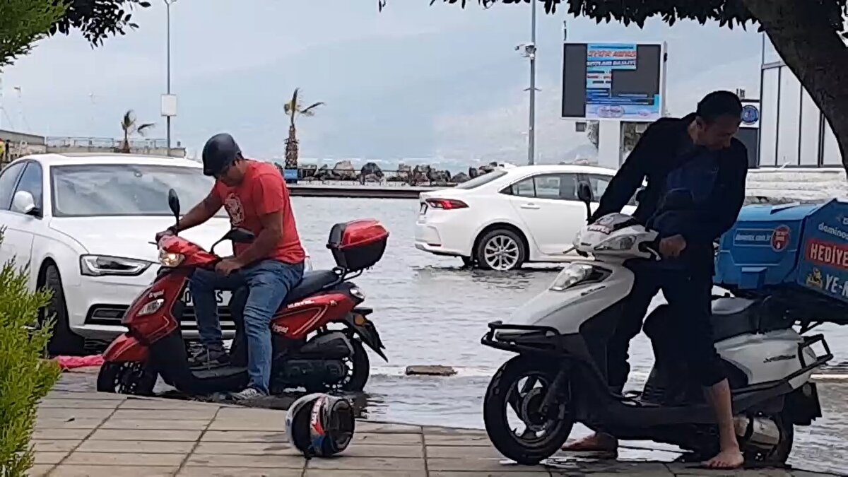 İş yerlerini su basan esnaftan çoğunun ürünleri zarar gördü. Sahil ve çevresinde su seviyesinin yükseldiği bölgelerde kurye taşımacılığı yapanlar da zor anlar yaşadı. Bölgede bazı yollar kapatıldı.