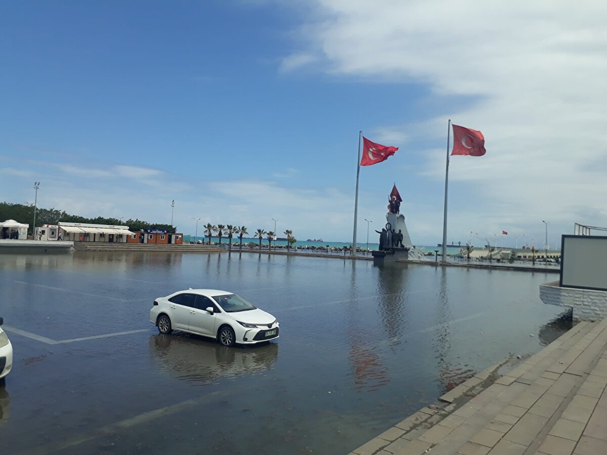 Sahil yürüyüş bandı başta olmak üzere Atatürk Anıt Alanı, Şehit Pamir Kavşağı'ndan balıkçı barınağı bölgesine kadar olan bölgeyi su bastı.