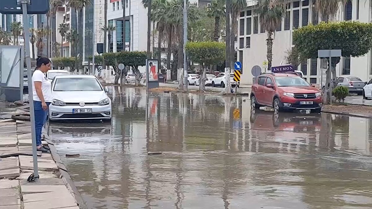 Su taşkını, araçlarını park edip bırakanlardan, su birikintisi yüzünden güçlükle ilerleyen araç sürücülerine ve zemin kattaki birçok esnafa zor anlar yaşattı.