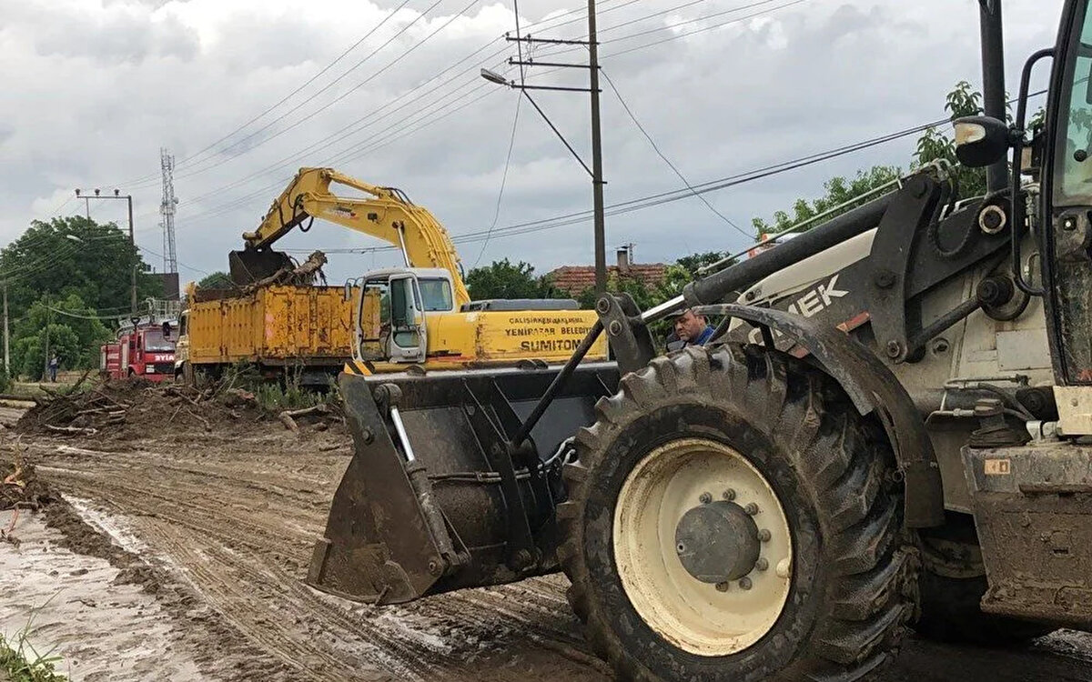 Belediye ekipleri ve vatandaşlar, su tahliye çalışması başlattı.<br><br>