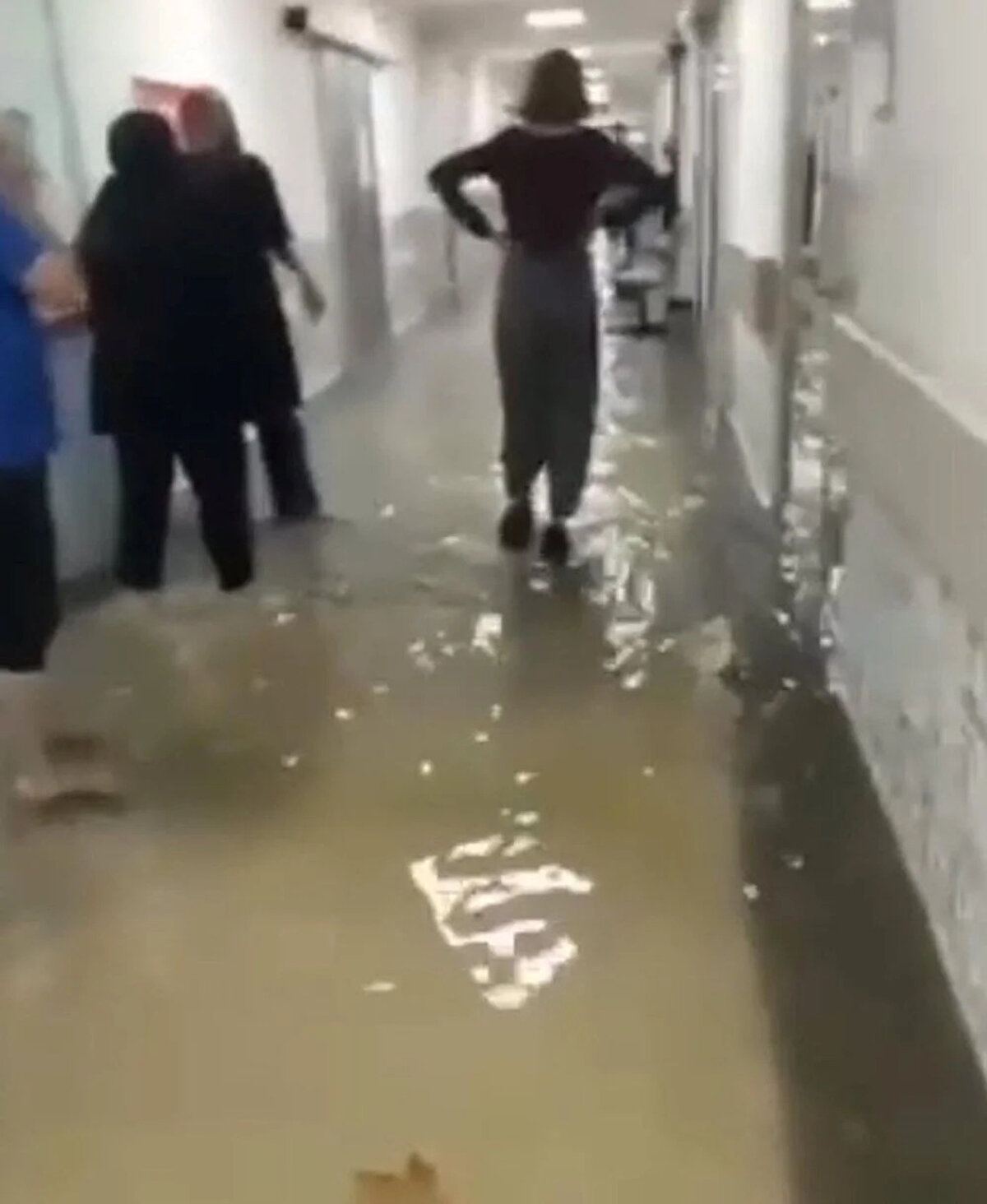 Vali Karadeniz, Akhisar Ali Şefik Öğretmenevi'nde gazetecilere yaptığı açıklamada yoğun yağıştan sonra su baskınlarıyla ilgili 112 Acil Çağrı Merkezi'ne yaklaşık 300 çağrının düştüğünü belirterek MASKİ ve AFAD ekipleri ile ilgili personelin hızlıca ihbarlara yönlendirildiğini, çevre illerden takviye ekip istediklerini söyledi.<br><br>