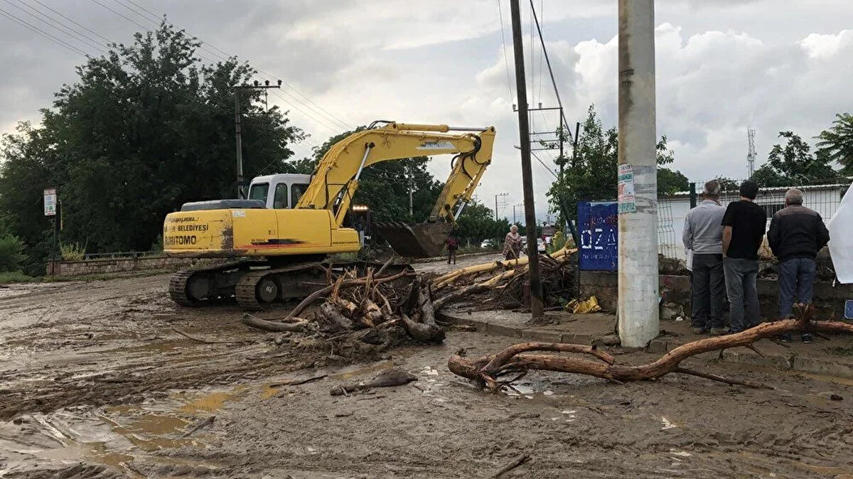 Taşkın sonrası bazı evlerle ahırları su bastı, traktörler su altına kaldı.<br><br>
