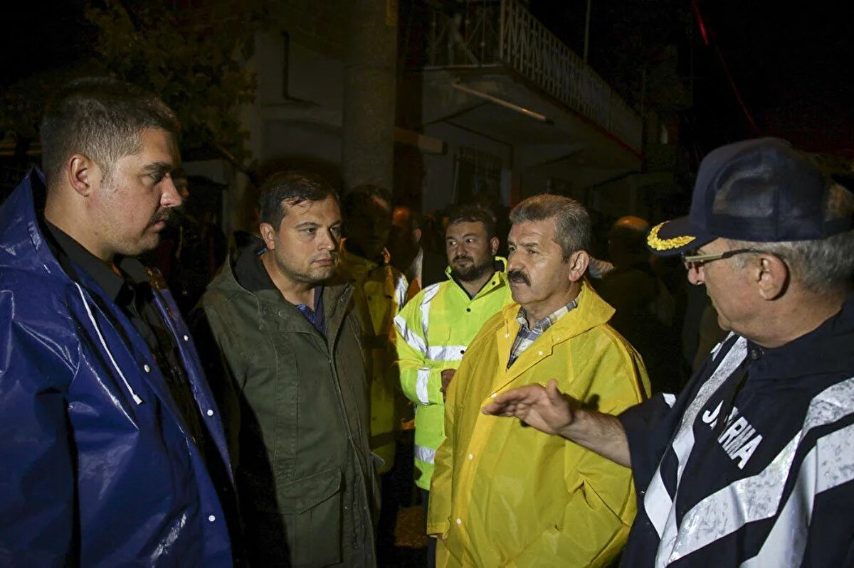 Uşak Valisi Turan Ergün, akşam saatlerinden itibaren etkili olan yağışla birlikte kentte en fazla yağışın 47 kilogram ile Banaz ilçesine düştüğünü söyledi.<br><br>112 Acil Çağrı Merkezi'nde 51 ihbarın geldiğini aktaran Ergün, "Bunun 44'ü merkezden, diğerleri de köylerden. Bu ihbarların 46'sı konut, işyeri, eve, ahırlara su basması gibi ihbarlar. 5'i de vatandaşlarımızın 'biz yolda mahsur kaldık' yönündeki ihbarlarıydı. Bu ihbarların tamamına ilgili ekiplerimizce müdahale edildi. Biz de ilgili müdürlerimizle sahayı gezdik. Çok şükür şu ana kadar bir olumsuzluk yok. Mahsur kalan herhangi bir vatandaşımız yok. Herhangi bir can kaybımız yok, herhangi bir hayvan kaybımız da yok. Bazı ahırları su basması sebebiyle ahırlarda kalan hayvanların tamamı kurtarıldı." dedi.