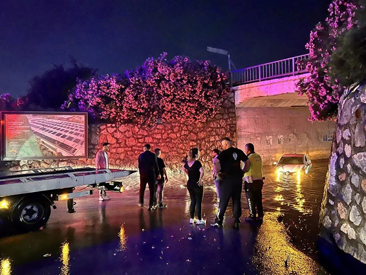 İtfaiye ekipleri yolu çift yönlü olarak trafiğe kapatarak araçları kurtarmak için çalışma başlattı.<br><br>