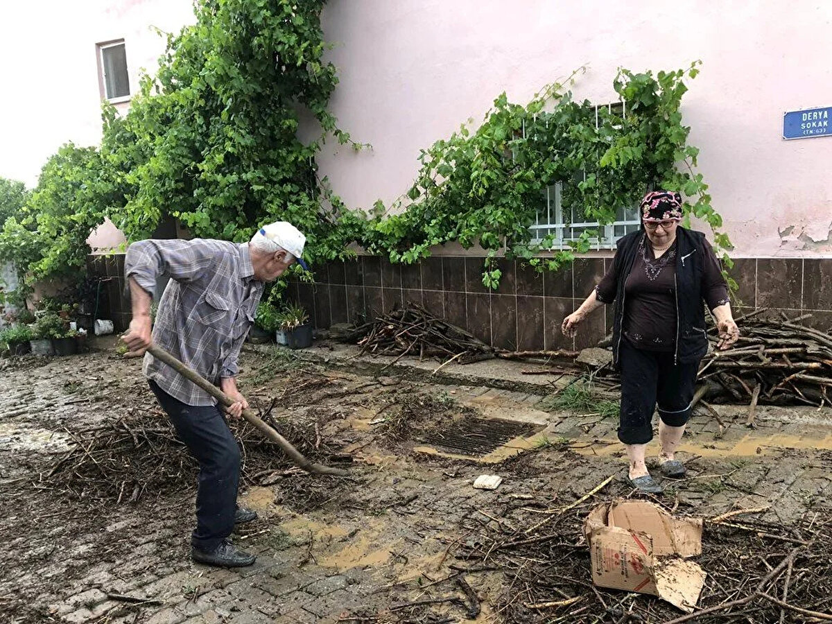 AYDIN<br>Aydın'ın Yenipazar ve Bozdoğan ilçelerinde de şiddetli sağanak sonrası dereler taştı, bazı ev ve ahırları su bastı.