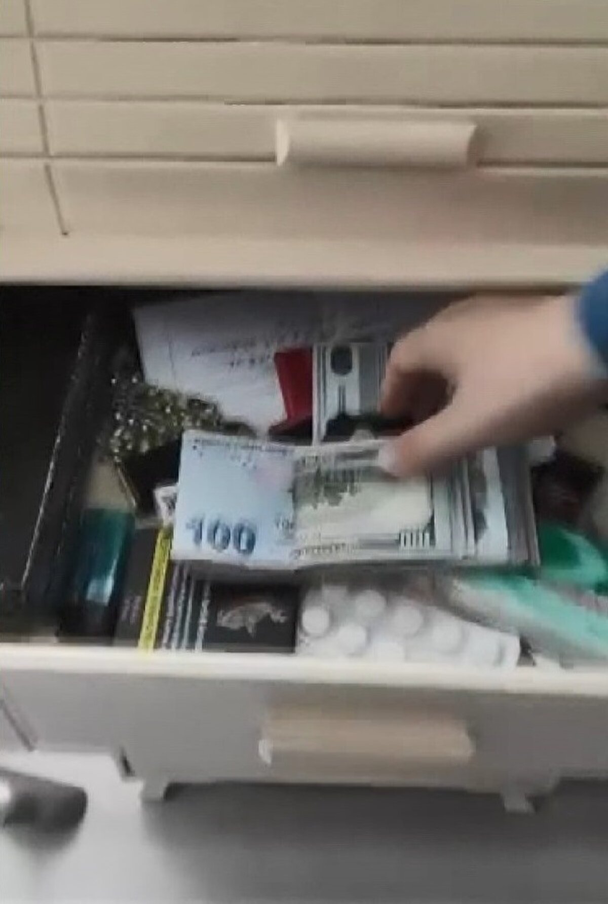 TikTok, fenomenden jetonun geri iadesi için parayı geri isteyince ise fenomenler bu parayı harcadıklarını ve geri iade edemeyeceklerini belirtince Tiktok bu iadeleri kendi hesabından yaptı.<br><br>