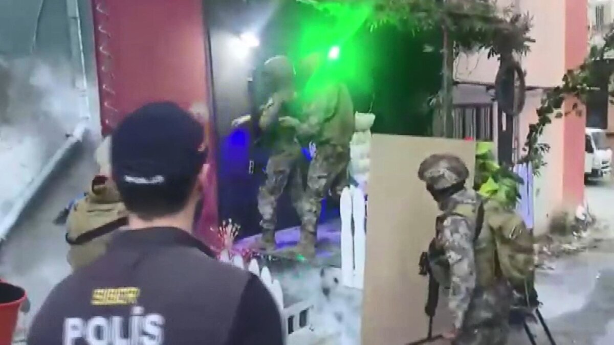 Polis, para akışının anlaşmalı kişiler arasında olduğunu ve bu şekilde Tiktok'un 1,2 milyar lira zarara uğratıldığını tespit edince söz konusu şüphelilere yönelik operasyon düzenledi.<br><br>