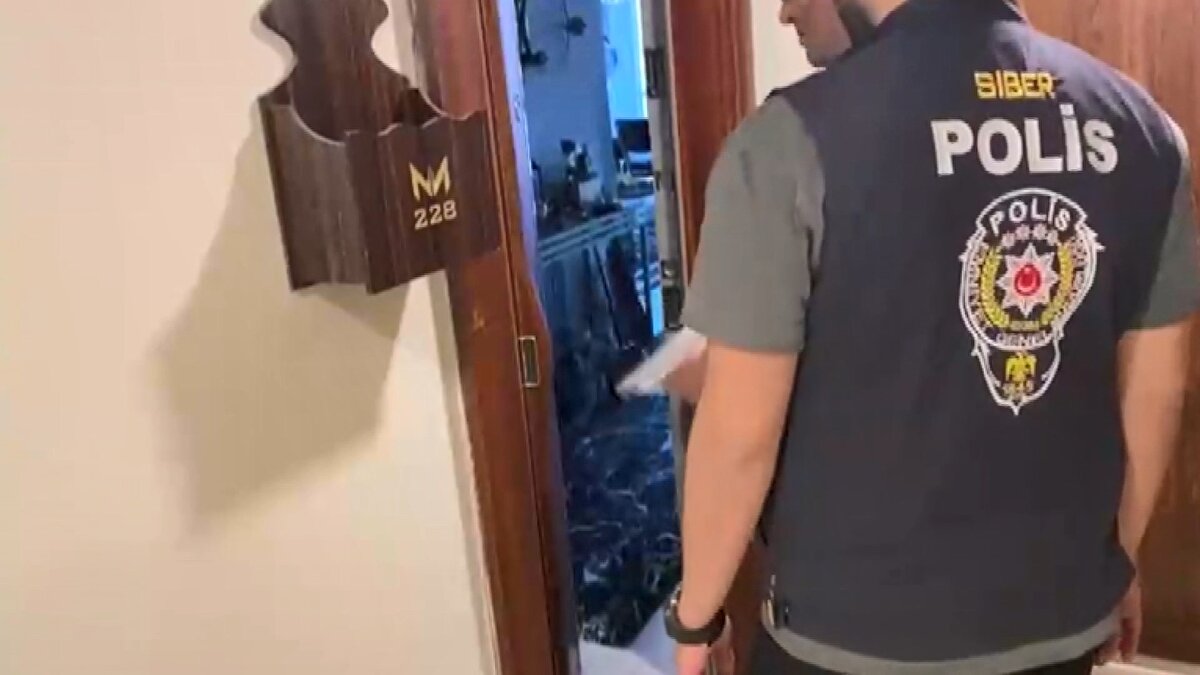 Şüphelilere ait 32 daire, 9 arsa, 6 iş yeri ve 1 villa,  38 otomobil, 14 şirkete ait ortaklık payları, bin 700 banka hesabı ve kripto varlık hesapları, 82 bin lira, 17 bin 300 dolar ve 6 bin 650 euro, 2 ruhsatsız silah, 1 kuru sıkı silah ve 93 fişek, bir miktar uyuşturucu ve uyarıcı madde ile çok sayıda dijital materyale el konuldu.<br><br>