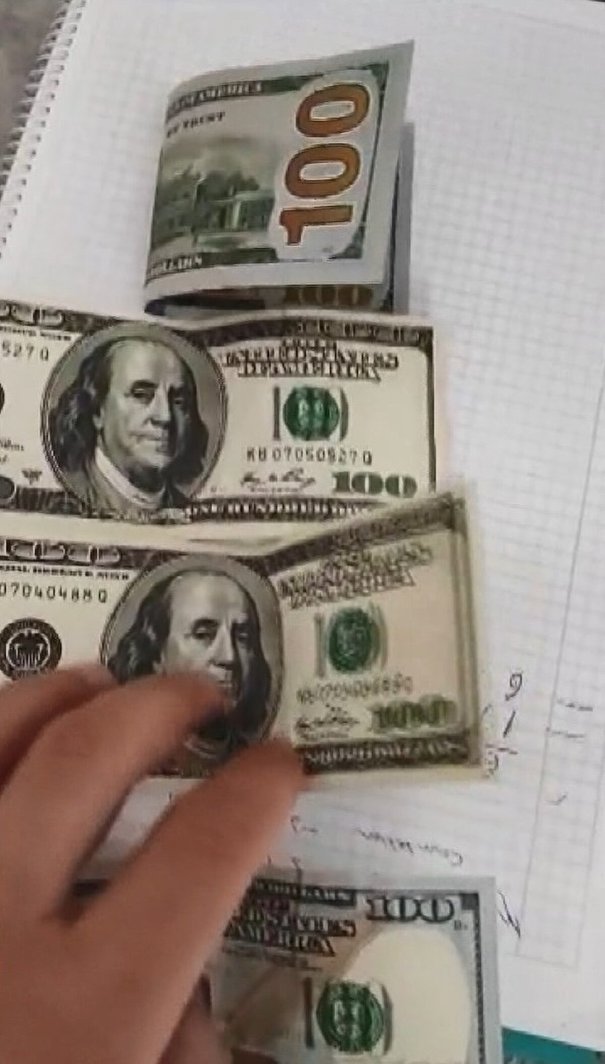 Ekipler, şüphelilerin TikTok’ta “Jeton” adı verilen sanal para alabildiklerini daha sonra bir kereliğine mahsus bu jetonu geri iade edebildiklerini ancak aldıkları jetonu sadece anlaşmalı oldukları fenomenlere gönderdiklerini, fenomenlerin ise parayı önceden belirlenen hesaplara aktardıklarını saptadı.<br><br>