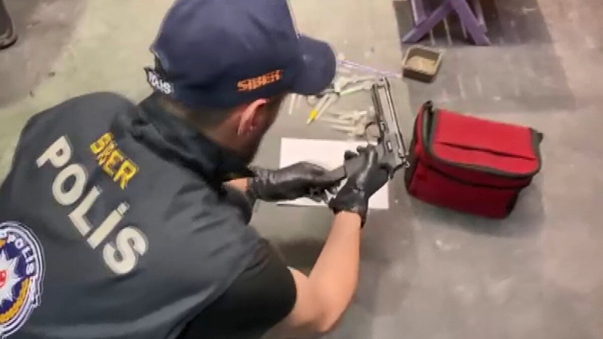 Yayıncılara para gönderen hesapları inceleyen ekipler, para gönderen kişilerle yayıncıların anlaşmalı olduğunu belirledi.<br><br>