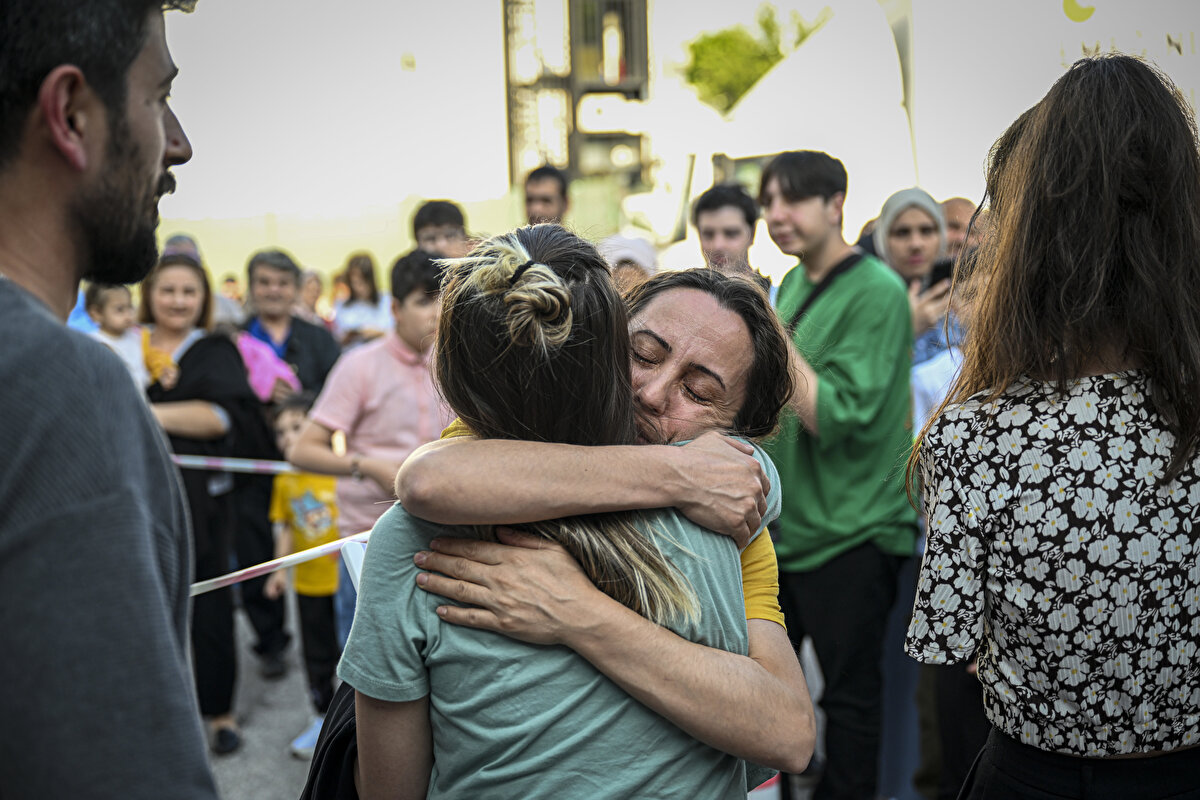 ÖSYM merkezi önünde dün gerçekleşen kavuşma, duygu dolu anlara sahne oldu. ÖSYM görevlileri, kapıda kendilerini gözyaşları içinde bekleyen eşleri, çocukları ve anne-babalarıyla sarılarak hasret giderdi.<br>
