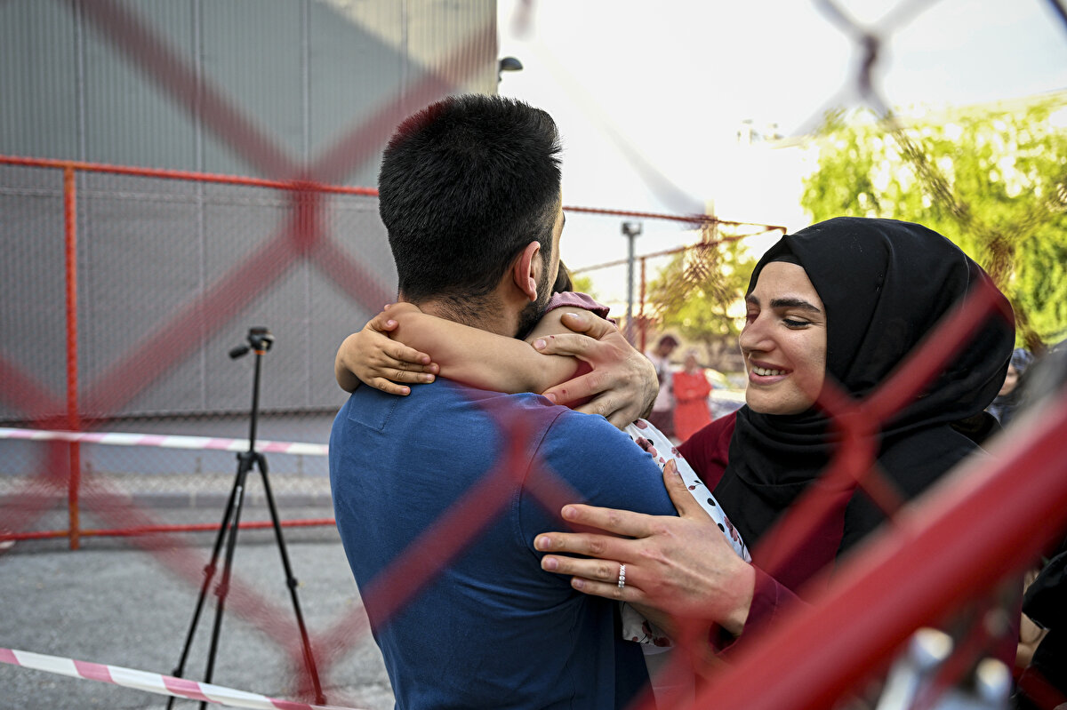 Tüm temel ihtiyaçları bu merkezde karşılanan personel, aileleri de dahil olmak üzere 45 gün boyunca hiçbir şekilde dış dünya ile iletişim kurmadı.<br>