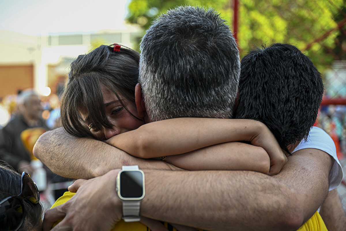 Kavuşma anına şahitlik eden ÖSYM Başkanı Prof. Dr. Bayram Ali Ersoy, 45 günlük kapalı matbaa sürecinin ardından aileleriyle buluşan personele yönelik yaptığı açıklamada, "Bu süreci sizlerle beraber atlattık. Kapalı matbaa sürecindeki değerli çalışanlarımızla beraber 2023-YKS'yi yüz akıyla tamamladık. 45 gündür eşlerinizi, çocuklarınızı sabırla beklediniz." değerlendirmesini yaptı.<br>