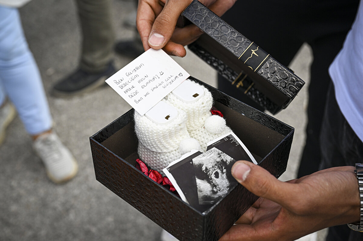 Matbaa süreci bitince dede olacağını öğrendi<br><br>Babalar Günü'ne denk gelen kavuşma anı, ÖSYM'nin "Babalar Gününüz Kutlu Olsun" yazılı afişinin altında gerçekleşti.<br><br>YKS için 45 gündür kapalı matbaa sürecinde dış dünya ile tüm temasları kesilen personelden biri, dede olacağını, kızının verdiği "patik" ve "ultrason görüntüsü" hediyesiyle öğrendi.