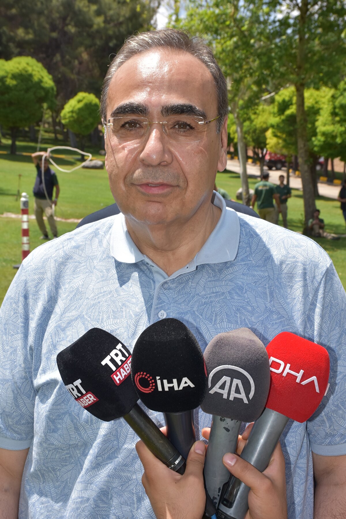 Timin 20 kişiden oluştuğunu ifade eden Özsöyler, şöyle konuştu: "Vatandaşlarımız 153 ihbar hattına kaçan danaları bildirdiği zaman bu ihbar bizim internet sayfamıza düşecek. Arkadaşlar da gidip vatandaşın danasını yakalayarak onlara teslim edecek. Bunun karşılığında hiçbir ücret talep etmiyoruz. Geçen yıl da aynı timi kurmuştuk. Geçen yıl 62 dana kaçmıştı. Bu danaları arkadaşlarımız yakalayarak vatandaşa teslim etmişlerdi. Aynı zamanda kesilen hayvanların, eğer vatandaş et konusunda yenilebilir veya yenilemez şeklinde şüpheye düşerse, veteriner hekimlerimiz et muayenesi yaparak kendilerine bu konuda da yardımcı olacaklar."