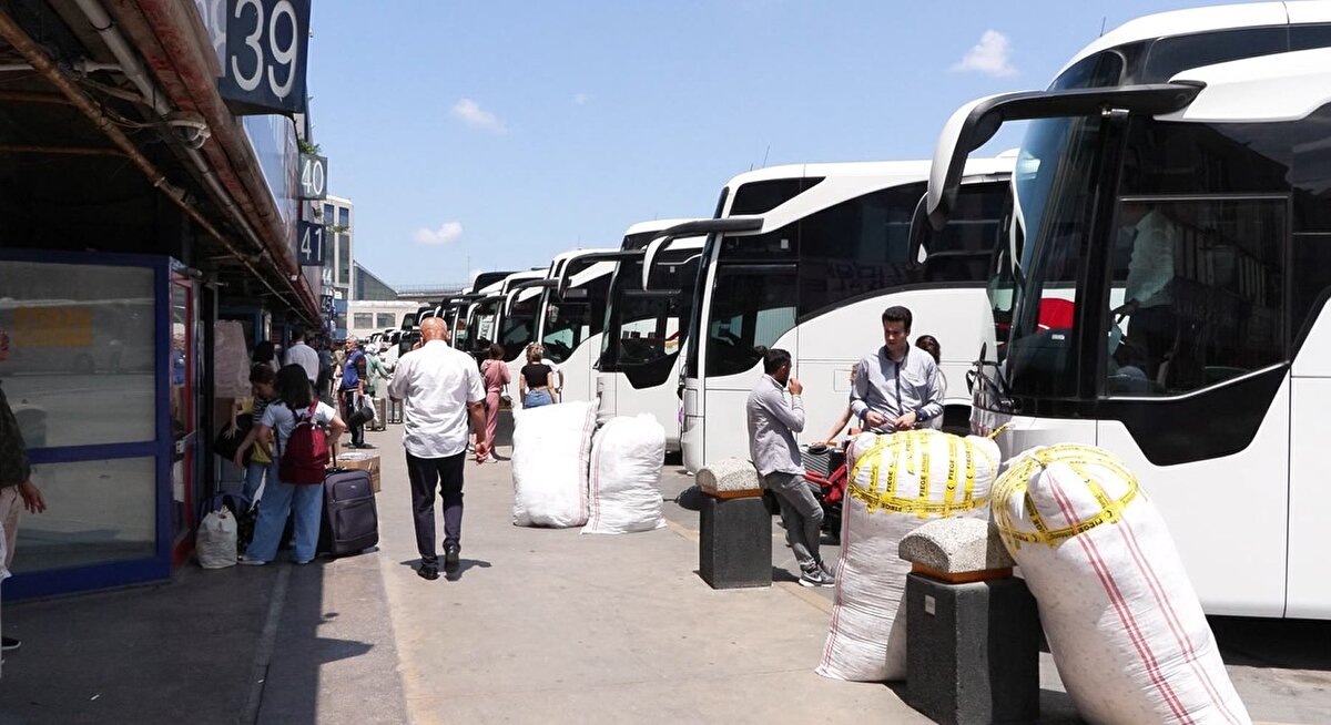 "OTOBÜSLER DOLU, EK YAPMAK İÇİN OTOBÜS BULAMIYORUZ"<br>Turizm şirketinde çalışan Selim Çiftçi, ek seferlerin olmadığına dikkat çekerek, "Bu sene çok yoğun, yer yok. Bütün otobüsler dolu, otobüs bulamıyoruz ek yapmak için. Şu an Van'a gitmek bin lira, Hatay, 600 lira. Geçen sene hiç iş yoktu. Bu sene bayramın birinci günü gibi yer yok. Ek yapamıyoruz. Ek için 30 bin lira istiyorlar, otobüse 30 bin lira ödemem için bileti 700 lira yapmalıyım" dedi.<br><br>"ÇOK SIKINTI ÇEKTİK, ARA SEANSLARI BULDUM"<br>Bayram tatilini Azerbaycan'da geçirmek istediğini belirten Emrah Karakaya, "Çok sıkıntı çektik. Ara seansları buldum, online olarak bileti aldım. Yükler çok fazla olunca onu da almıyorlar, bagaj kısmı küçük" dedi. Bayram tatilini ailesiyle birlikte Diyarbakır'da geçirmek istediğini belirten Mehmet Erdem, “20 gün önce 800 liraya aldım biletleri. Ailece gezmeye gideceğizö dedi.
