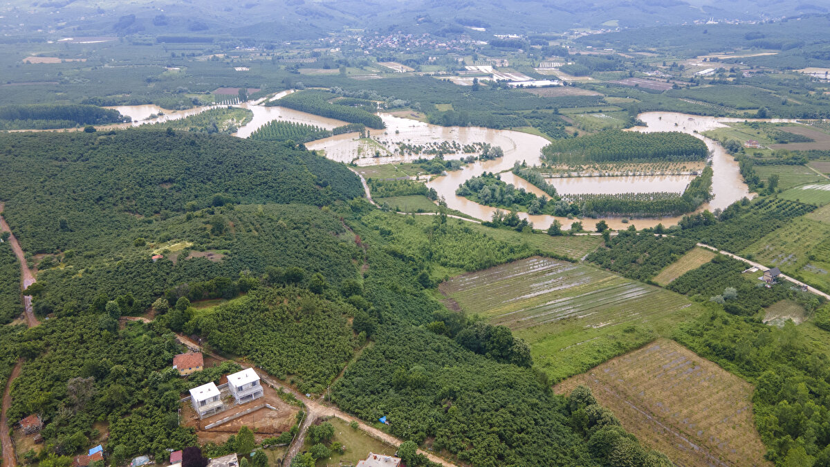 Belediye Başkanı Ahmet Acar, AA muhabirine, bu ay başında turizm sezonu için hazırladıkları sahilin, dün akşam etkili olan kuvvetli yağışın ardından dere ve nehir yataklarından denize dökülen atıklar nedeniyle kullanılamaz hale geldiğini belirtti.<br>