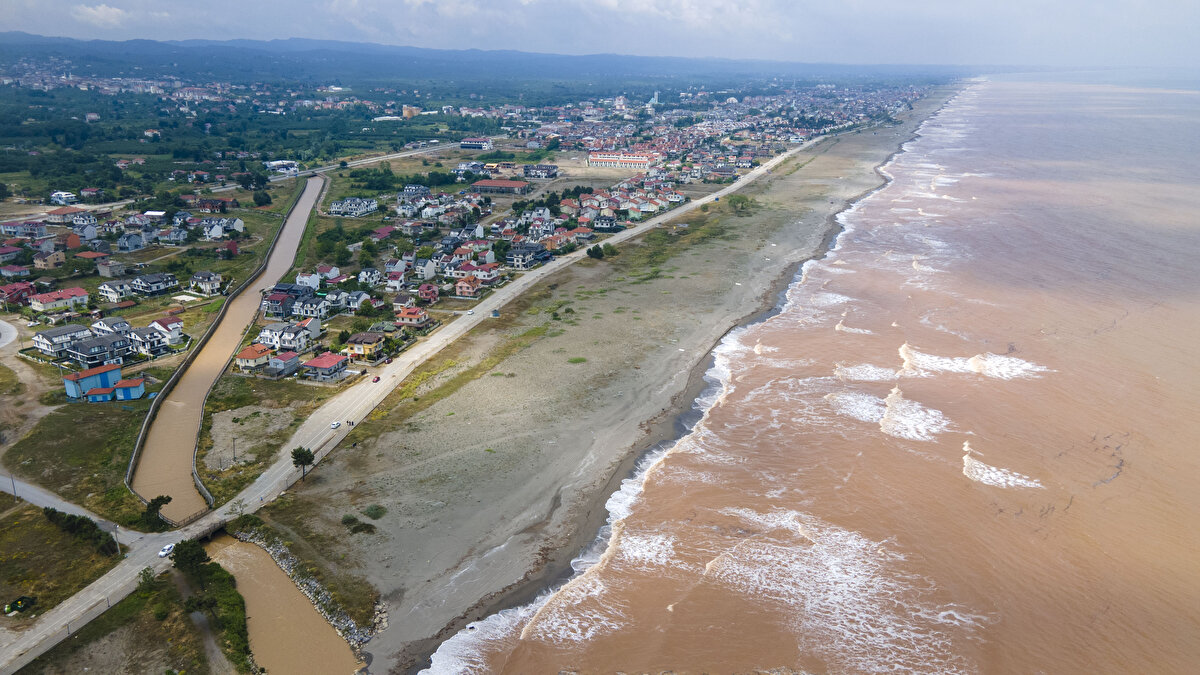 Acar, bölgede temizlik çalışmaları başlattıklarını ve belediye ekiplerinin en kısa sürede sahili vatandaşların kullanımına sunacaklarını kaydetti.<br>