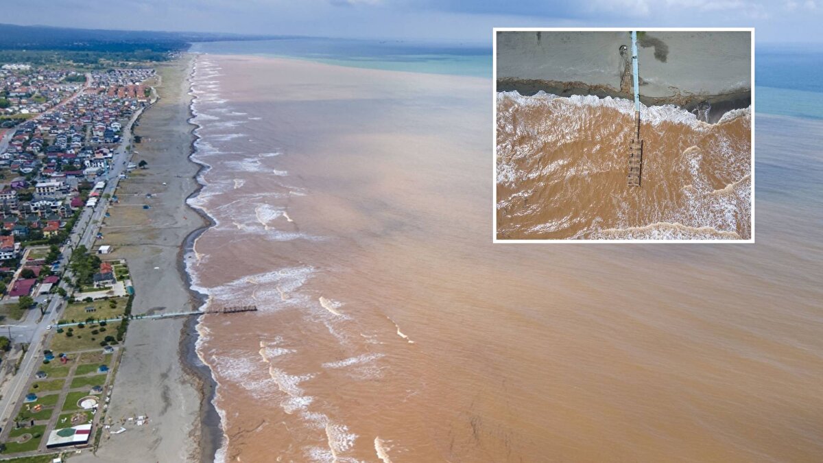 Kent genelinde etkisini gösteren sağanağın ardından yüksek noktalardaki ağaç ve kaya parçaları ile atıklar, debileri yükselen Melen Nehri ve Islak Ağzı deresiyle denize sürüklendi.