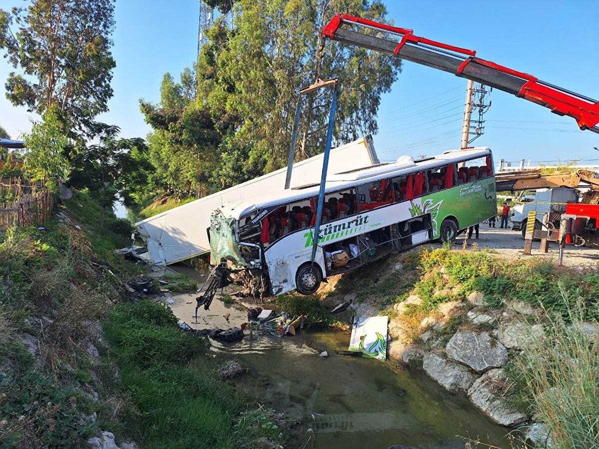 Savrulan otobüs, yol kenarındaki dorseye çarpıp dere yatağına devrildi.<br>