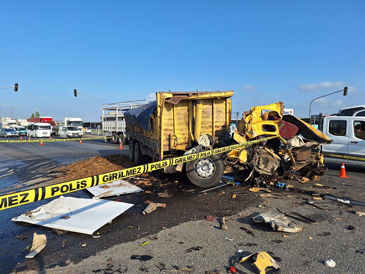Yaralanan kamyon şoförü ve otobüsteki 27 yolcu, ambulanslarla çevredeki hastanelere kaldırıldı.<br>