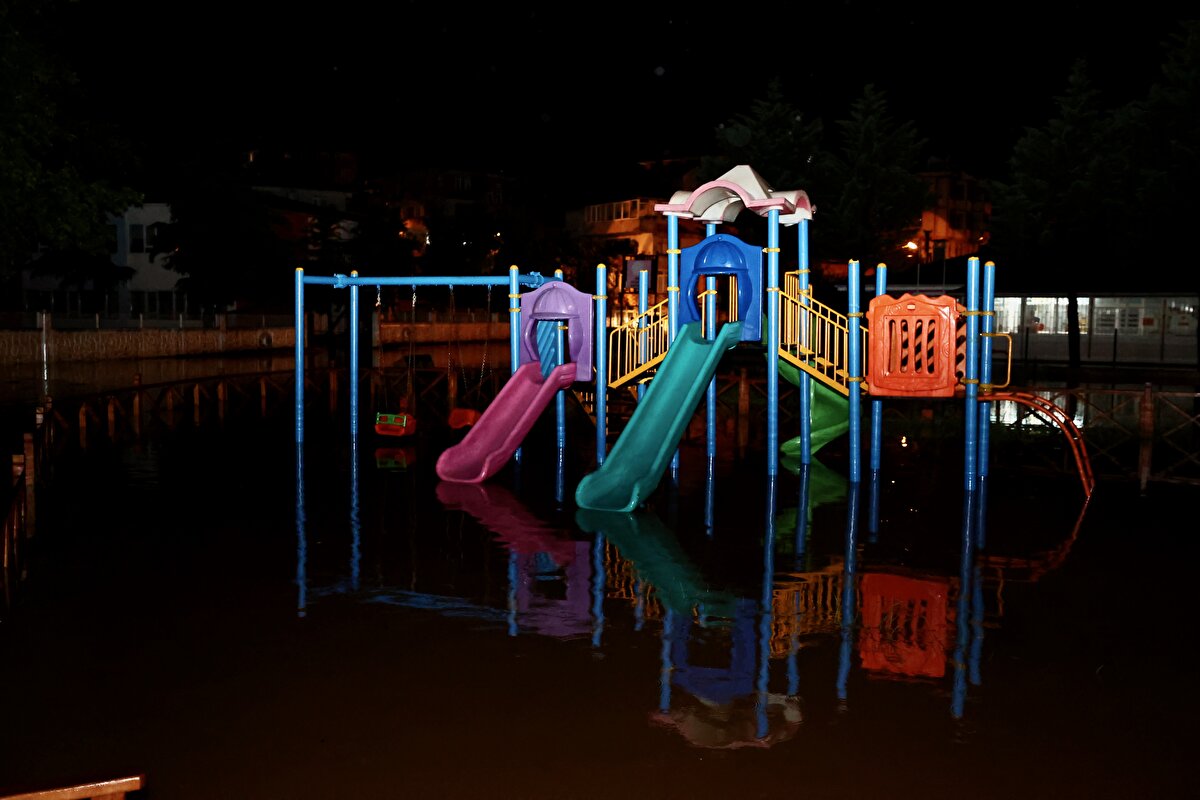 Belediye personelini ihbar gelen adreslere yönlendiren Yanmaz, çalışmalara ekipleriyle birlikte katıldı.<br><br>Yanmaz, yaptığı açıklamada, "Böyle bir afet görmedim. Tüm ekiplerimiz sahada. Ben de sahada çalışmalara katılıyorum." dedi.