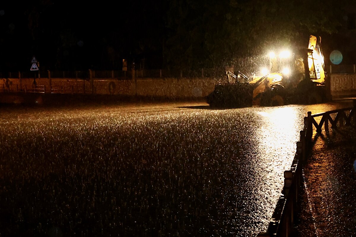 Tıraşlar köyünde yaşayan vatandaşlar da köy okulunda yağışın etkisini kaybetmesini bekliyor.<br><br>Köy Muhtarı Karahan Uğurlu, yaptığı açıklamada, tehlikeli görülen bölgelerden vatandaşların tahliye edildiğini söyledi.<br><br>Erenler Mahallesi'ndeki köy konağında vatandaşları misafir ettiklerini belirten Uğurlu, "Heyelan riski bölgemizde mevcut. Turuncu koda geçildi." dedi.<br><br>