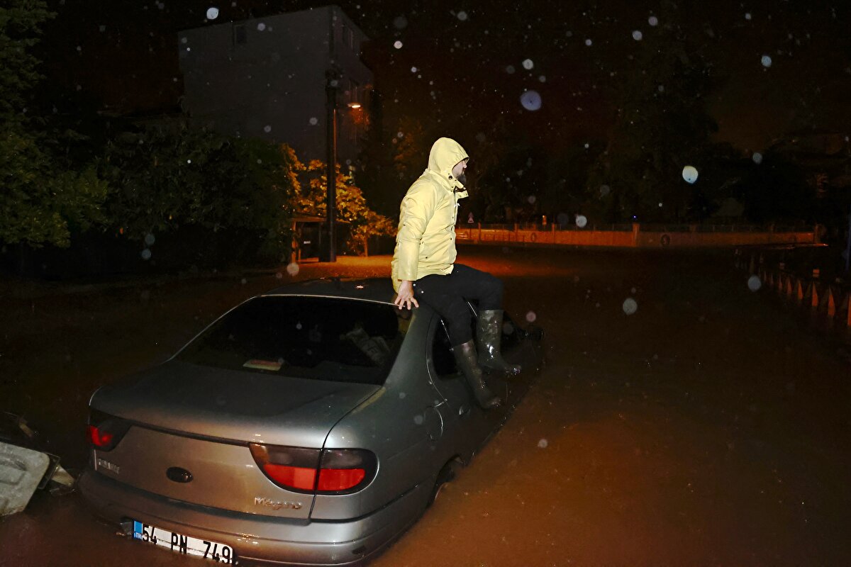 Sarıkaya köyü Sarıkaya Mağarası'nın içinden geçen derenin döküldüğü alanın yakınlarına kamp kuran öğrenci grubu, bölgede etkili olan yağışlar nedeniyle bölgede mahsur kaldı.<br><br>Telefonla yardım isteyen 9 kişilik ekip için harekete geçen Yığılca Kaymakamlığı Afet Acil Sosyal Yardım (ASYA) ekipleri ve İlçe Jandarma Komutanlığı personeli bölgeye ulaşarak 9 kişiyi mahsur kaldıkları bölgeden aldı.