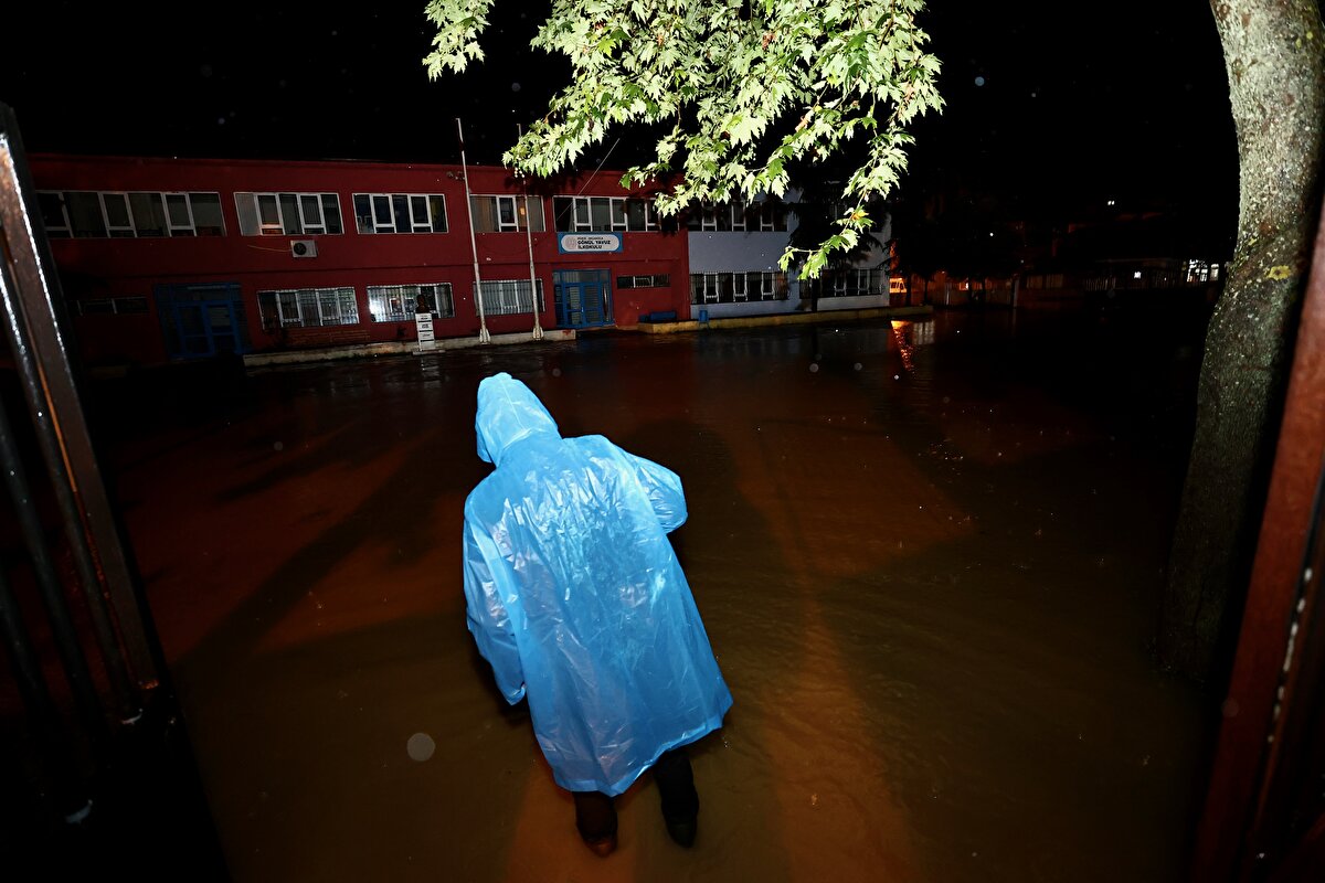 Düzce Valisi Cevdet Atay, il genelindeki bütün ilçelerde kaymakamlık ve kolluk kuvvetlerini uyararak, dere yatağı ve tehlike arz eden bölgelerdeki evlerin tahliyesini sağladı.<br><br>