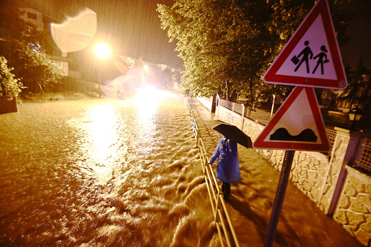 Akçakoca'da merkezde birçok sokakta sağanak su taşkınına neden oldu.<br><br>İlçe merkezinde Uzunmustafa Mahallesi'nde 4 kişinin yaşadığı bir eve yıldırım isabet etti. Aile kontrol amaçlı Gençlik ve Spor Bakanlığı öğrenci yurduna yerleştirildi.