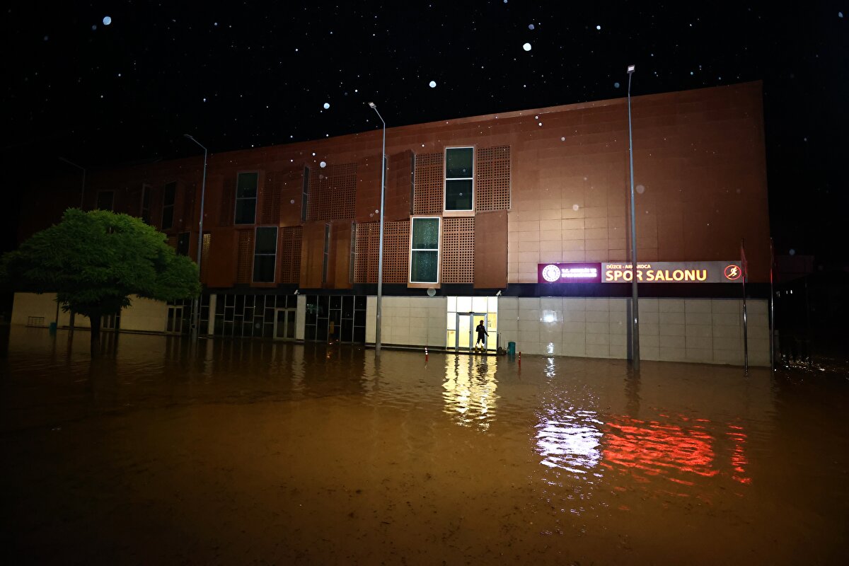 Gölyaka ilçesinde Melen Çayı'na bağlanan birçok derede su baskını yaşandı. Köprülerin zarar gördüğü ilçede İl Özel İdaresi ekipleri kontrol amaçlı ulaşımı kapattı.<br><br>Dere yatağındaki evlerde yaşayan vatandaşlar, Belediye ve Kaymakamlık tarafından misafirhanelerde ağırlanıyor.<br><br>Melen Çayı'nın geçtiği Cumayeri ilçesinde ise Dokuzdeğirmen ve Yeşiltepe köylerinde 30 aile evlerinden tahliye edildi.