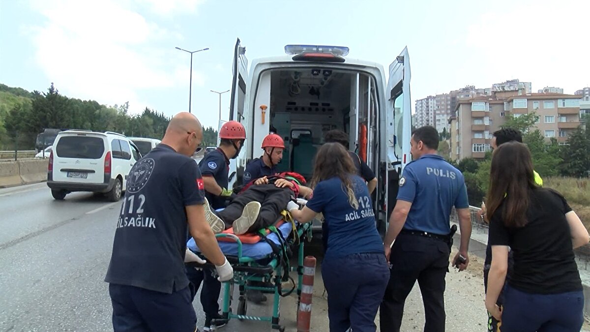 Kanala düşen aracın bulunduğu yerden kaldırılmasının ardından trafik normale döndü. Öte yandan su kanalına uçan otomobilin yanında bulunan bir vatandaşın kazaya aldırış etmeden bahçesini sulaması dikkati çekti. Polis ekipleri, kaza ile ilgili inceleme başlattı.<br><br>