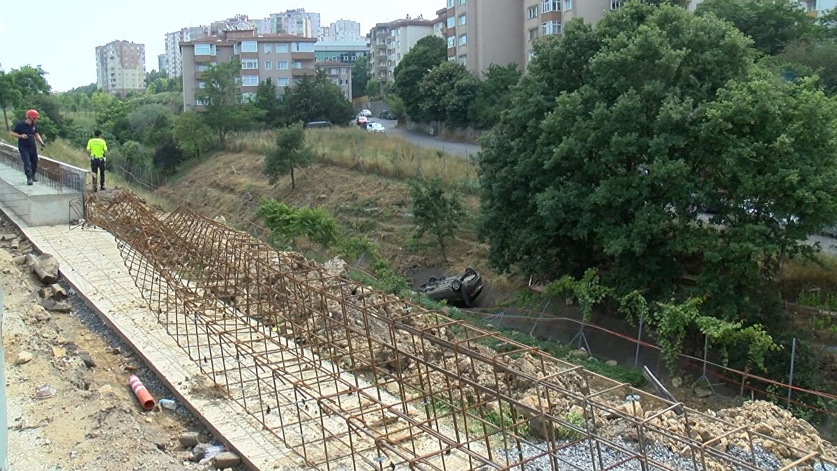 Kazada taklalar atan otomobilin içerisindeki sürücü yaralandı. Kazayı gören işçilerin ihbarı üzerine olay yerine itfaiye, sağlık ve polis ekipleri sevk edildi.