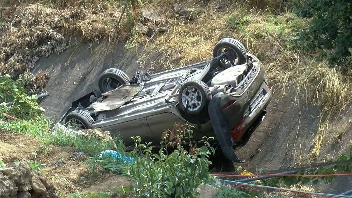 Araç içerisindeki yaralı sürücü Kocaman, işçiler ve sağlık ekiplerinin yardımıyla bulunduğu yerden çıkarılarak ambulansa konuldu.