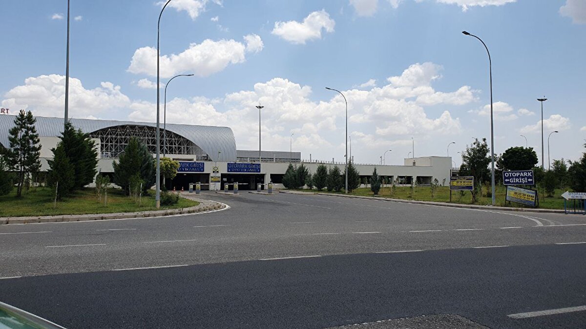 Ardından otoparktaki otomobillerin fotoğraf ve görüntülerinin olduğunun belirtilmesi üzerine yetkili bu kez, araçların kiralama şirketlerine ait olduğunu ve plakaları takıldıktan sonra kiraya verildiğini söyledi.