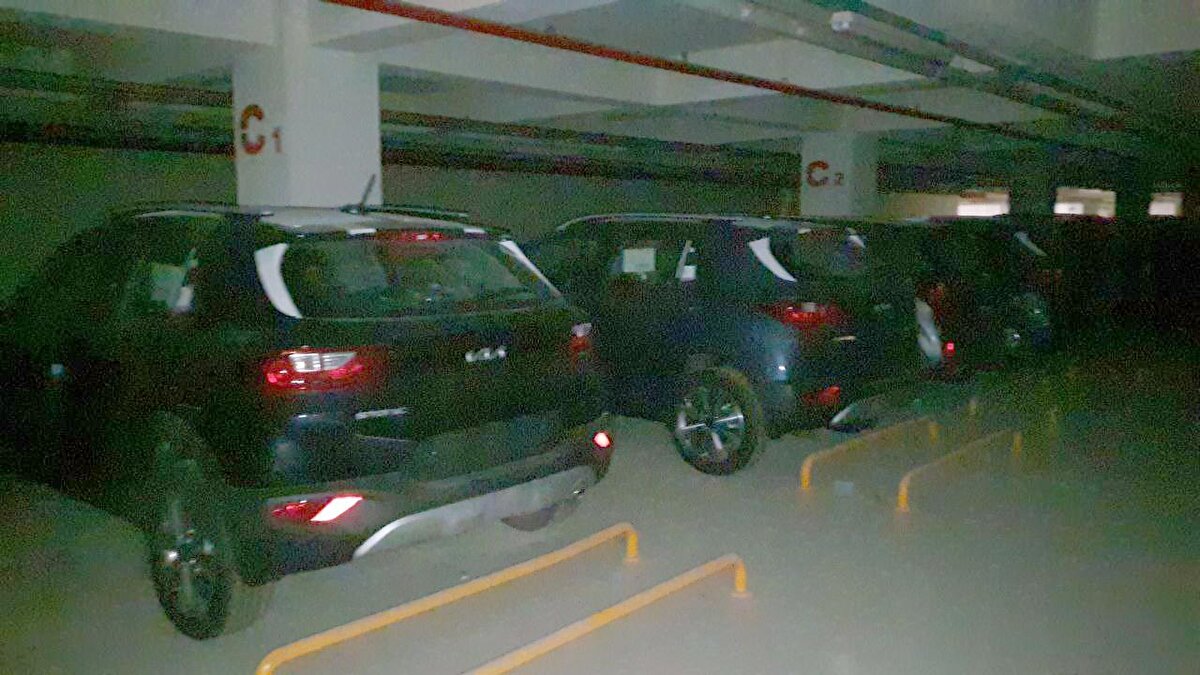 Bağlar ilçesinde bulunan Diyarbakır Havalimanı otoparkının eksi 1'inci katında plakasız ve ambalajları üzerinde sıfır otomobiller park halinde görüntülendi.