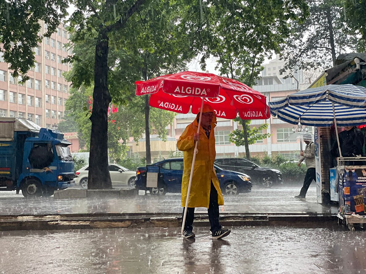 Alt geçitlerde su birikintileri trafiği aksattı.<br><br>
