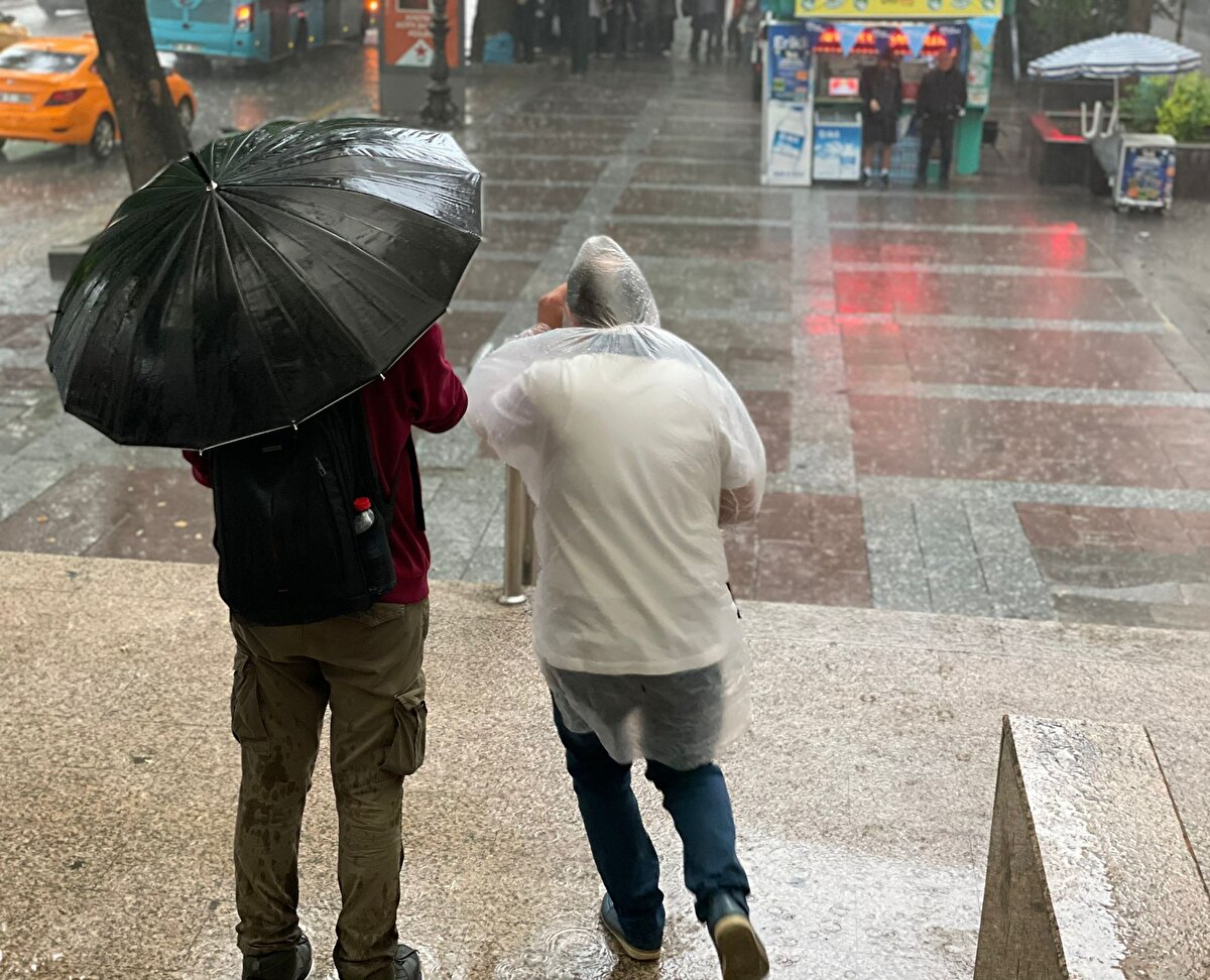 Yollarda araçlar ilerlemekte zorluk çekerken, vatandaşlar kapalı alanlarda yağışın durmasını bekledi.<br><br>