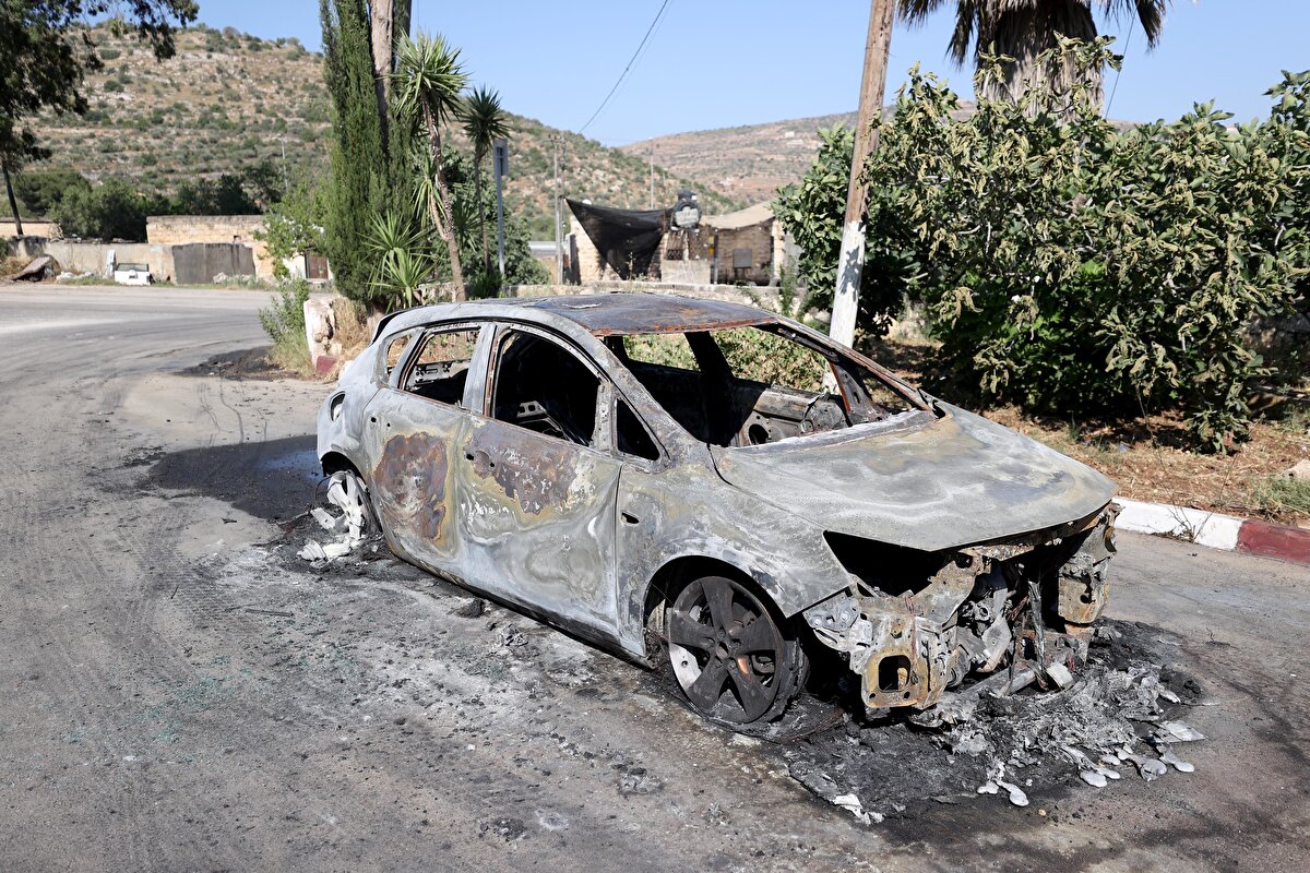 Bölge sakinleri ve yetkililer, İsrailli yerleşimcilerin işgal altındaki Batı Şeria'daki Filistin kasabalarına saldırarak, önceki gün Hamas'ın bir yerleşim yeri yakınında dört İsrailliyi öldürmesine misilleme olarak binaları ve arabaları ateşe verdiğini söyledi.
