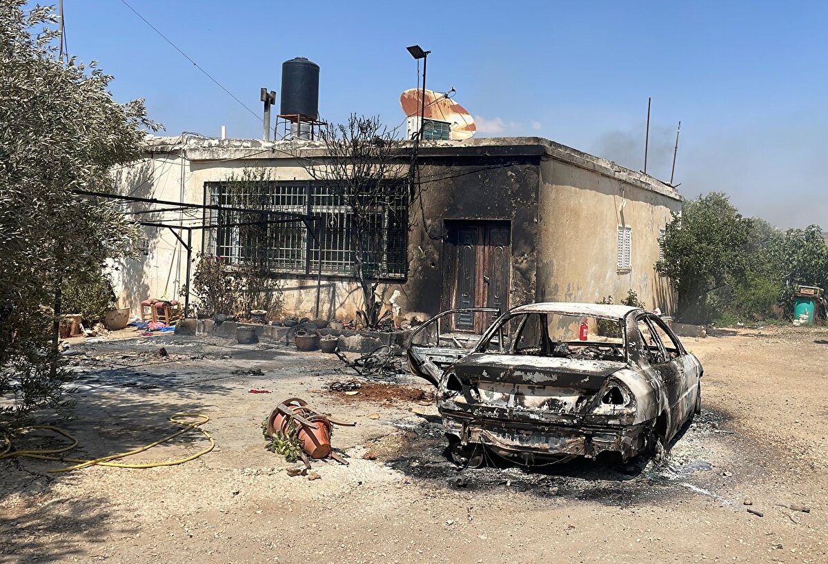 Saldırı sonucu, araçlar kullanılamaz hale gelirken yanındaki evde maddi hasar meydana geldi.