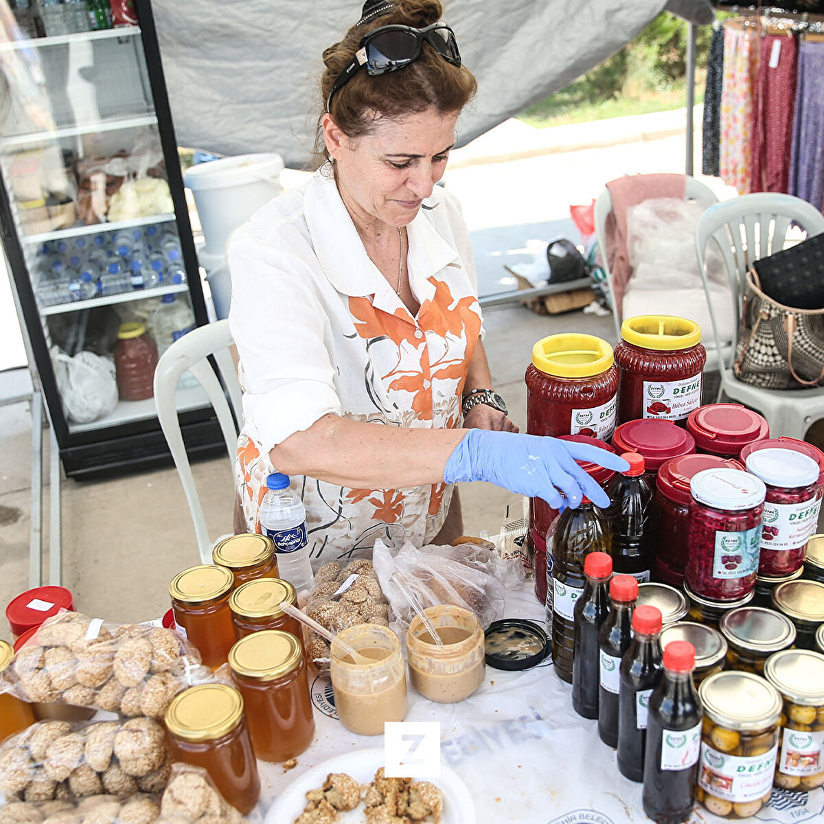 El emeği sanatsal ürünleri ve tabloları da sergileyen esnaf, etkinlikte hem moral buldu hem de kazanç sağladı.