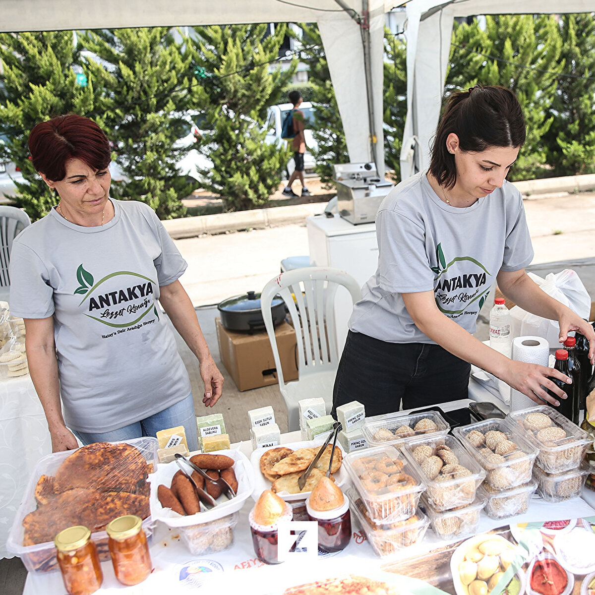 Bu kapsamda kente davet edilen Hataylı esnaf, 9 Haziran'dan bu yana haftada 3 gün Yenişehir Etkinlik Alanı'na kurulan 50 stantta müşterilerle buluştu.<br><br>