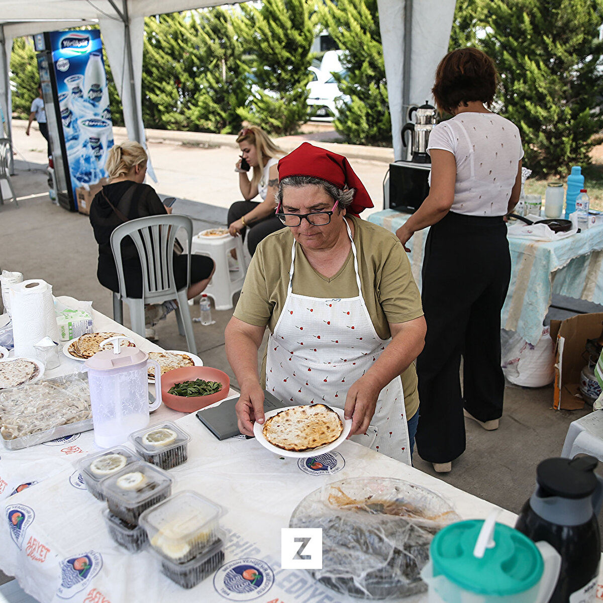 Vatandaşlar, cuma, cumartesi ve pazar günleri 12.00-21.00 saatlerinde açılan stantlara ilgi gösterdi. Stantlarda ceviz reçeli, oruk, nar ekşisi, künefelik peynir, Antakya çökeleği ve Halhalı zeytini gibi yöresel lezzetler ile hediyelik eşyalar satışa sunuldu.
