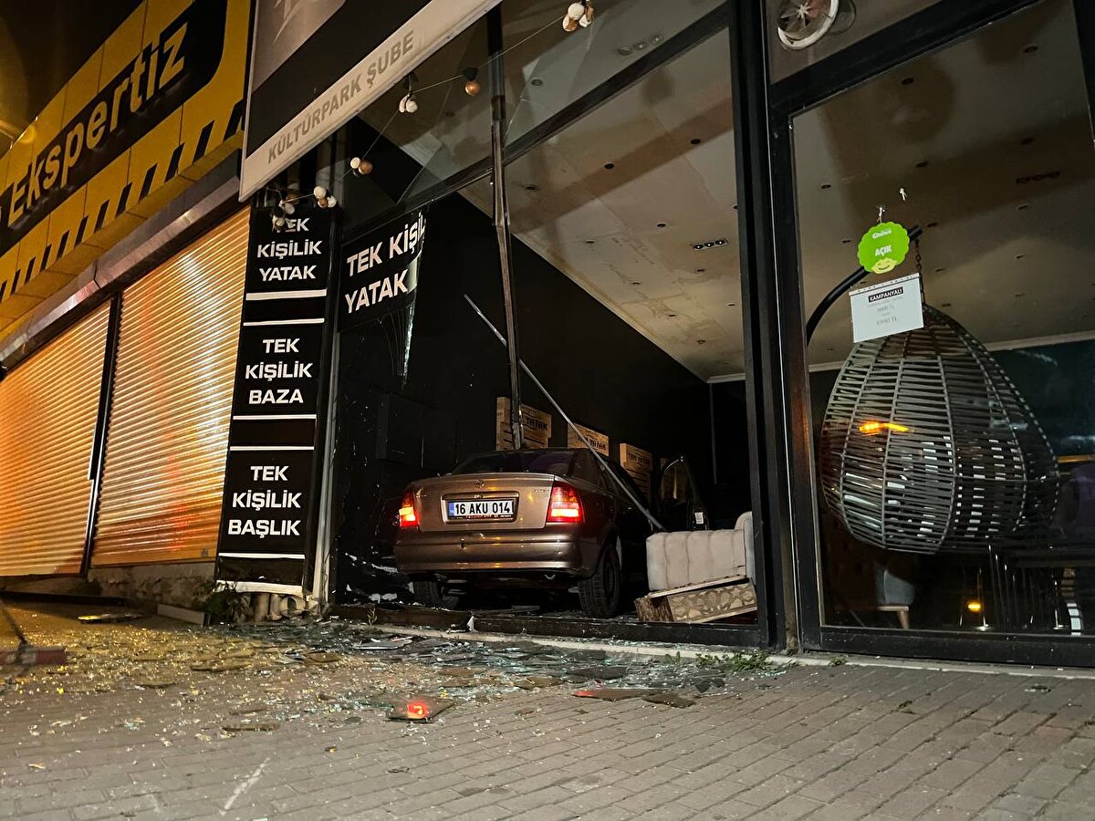 Nilüfer ilçesi istikametinden kent merkezine seyir halinde olan Nevzat M. yönetimindeki 16 AKU 014 plakalı otomobil, lastiğinin patlaması sonucu sürücüsünün kontrolünden çıktı. Metrelerce savrulan otomobil önce kaldırıma çarptı ardından mobilya mağazasının camekanından içeri girdi.