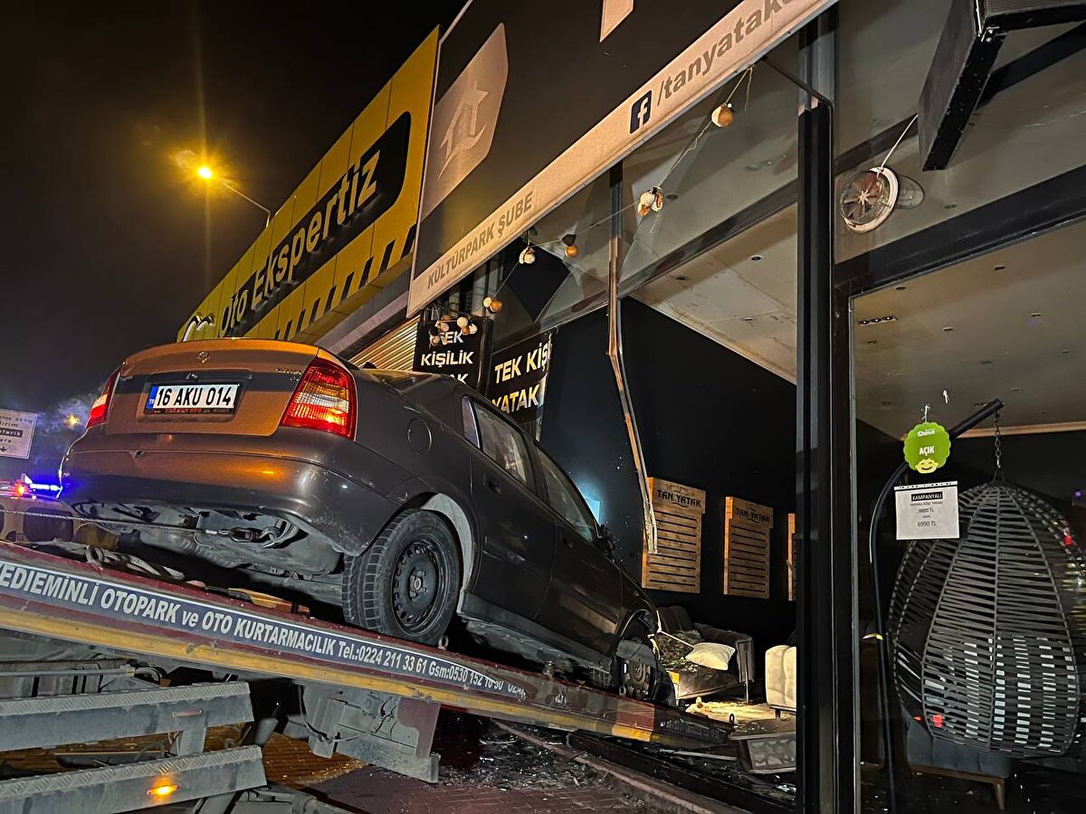 Kazada can kaybı yaşanmazken iş yerinde ve otomobilde maddi hasar meydana geldi. İhbar üzerine olay yerine polis, itfaiye ve sağlık ekibi sevk edildi. Polis ekipleri olası bir başka kaza ihtimaline karşı çevrede güvenlik önlemi alırken, trafik tek şeritten kontrollü olarak sağlandı.