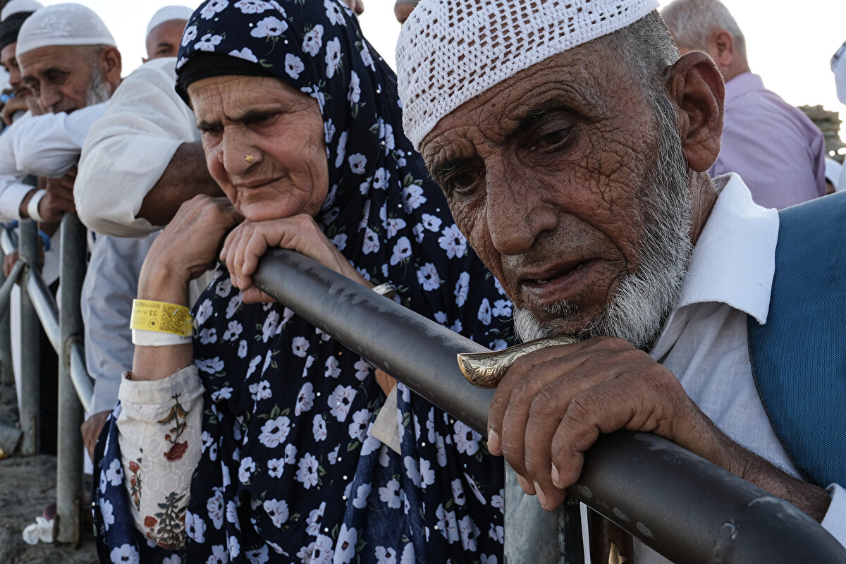 Hacı adaylarından Raif Kencbesu, imkanı olan herkesin kutsal mekanları ziyaret etmesi gerektiğini belirterek "Çok güzel bir duygu. Burayı yaşamak lazım. Peygamber efendimiz ne zorluklar yaşamış, onu burada hissediyorsunuz." dedi.