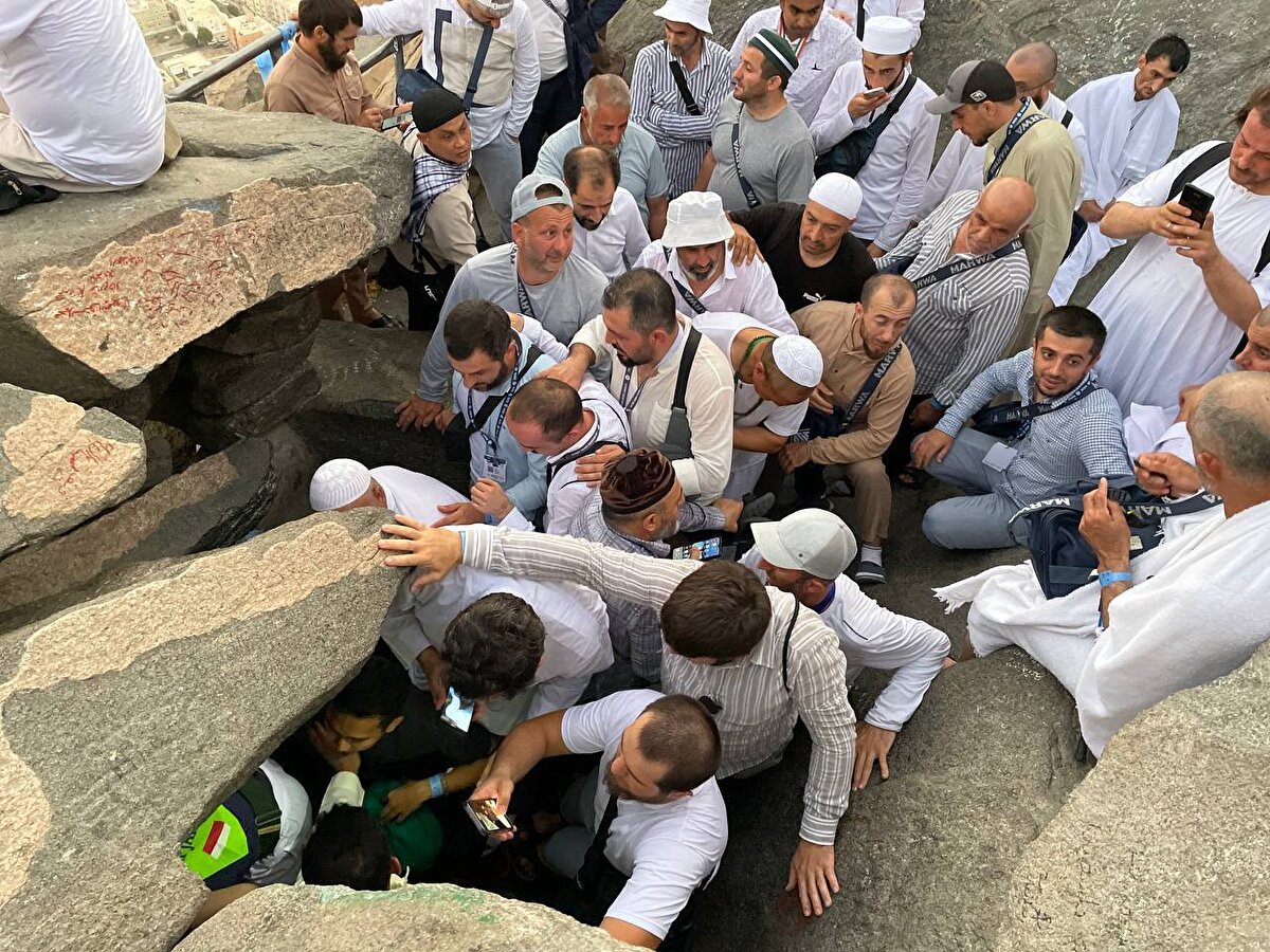 Hazreti Muhammed 40 yaşındayken, Hira'da tefekkürle meşgulken Kadir Gecesi, Hazreti Cebrail aracılığıyla Alak Suresi'nin, "Yaratan Rabb'inin adıyla oku. O, insanı bir kan pıhtısından yarattı. Oku. Rabb'in sonsuz kerem sahibidir. O Rabb ki kalemle yazmayı öğretendir. İnsana bilmediği şeyleri öğretendir." şeklindeki ilk beş ayeti vahyolundu.