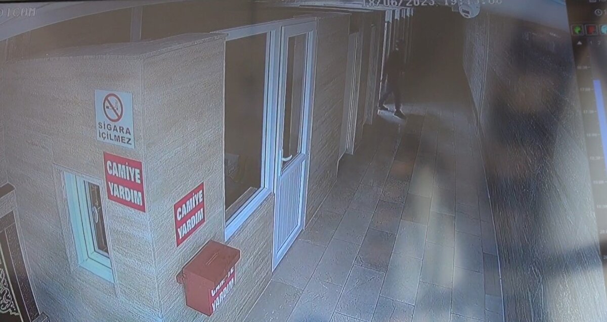 Şadırvana gelen hırsızlık şüphelisi, bu sırada abdest alan cemaati görünce, kendisi de abdest almaya başladı. Şadırvandaki cemaatin gitmesini bekleyen şüpheli, abdest alıyormuş gibi yaparak, cemaatin dikkatini çekmemeye çalıştı. Kısa süre sonra abdest alan iki kişi, şadırvandan ayrıldı. Şüpheli ise, bir başka kişinin şadırvana gelmesi üzerine yerinden kalkarak, lavaboların olduğu bölüme yöneldi ve ellerini yıkadı.