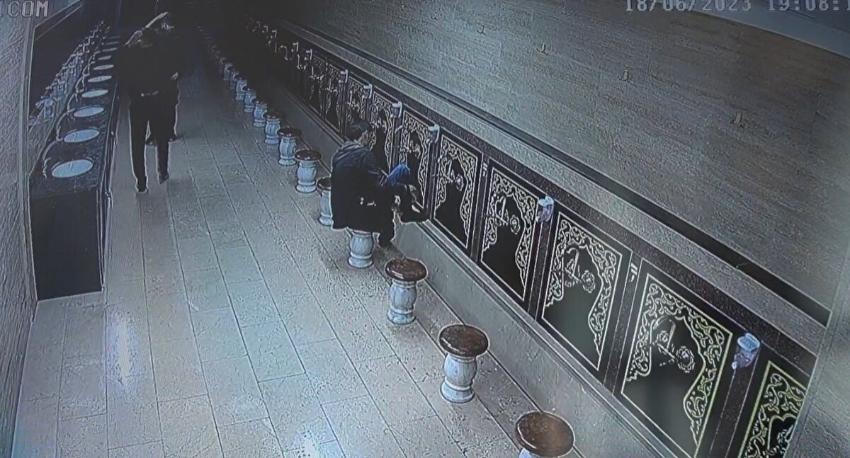 Namaz kılmak için camiye gelen ve duvara yapıştırılan şüphelilerin fotoğraflarını gören bazı cami cemaati ise, şaşkınlık yaşadı. Bir kişi, yaşanan olaydan duvardaki fotoğrafları gördükten sonra haberdar olduğunu söyledi.